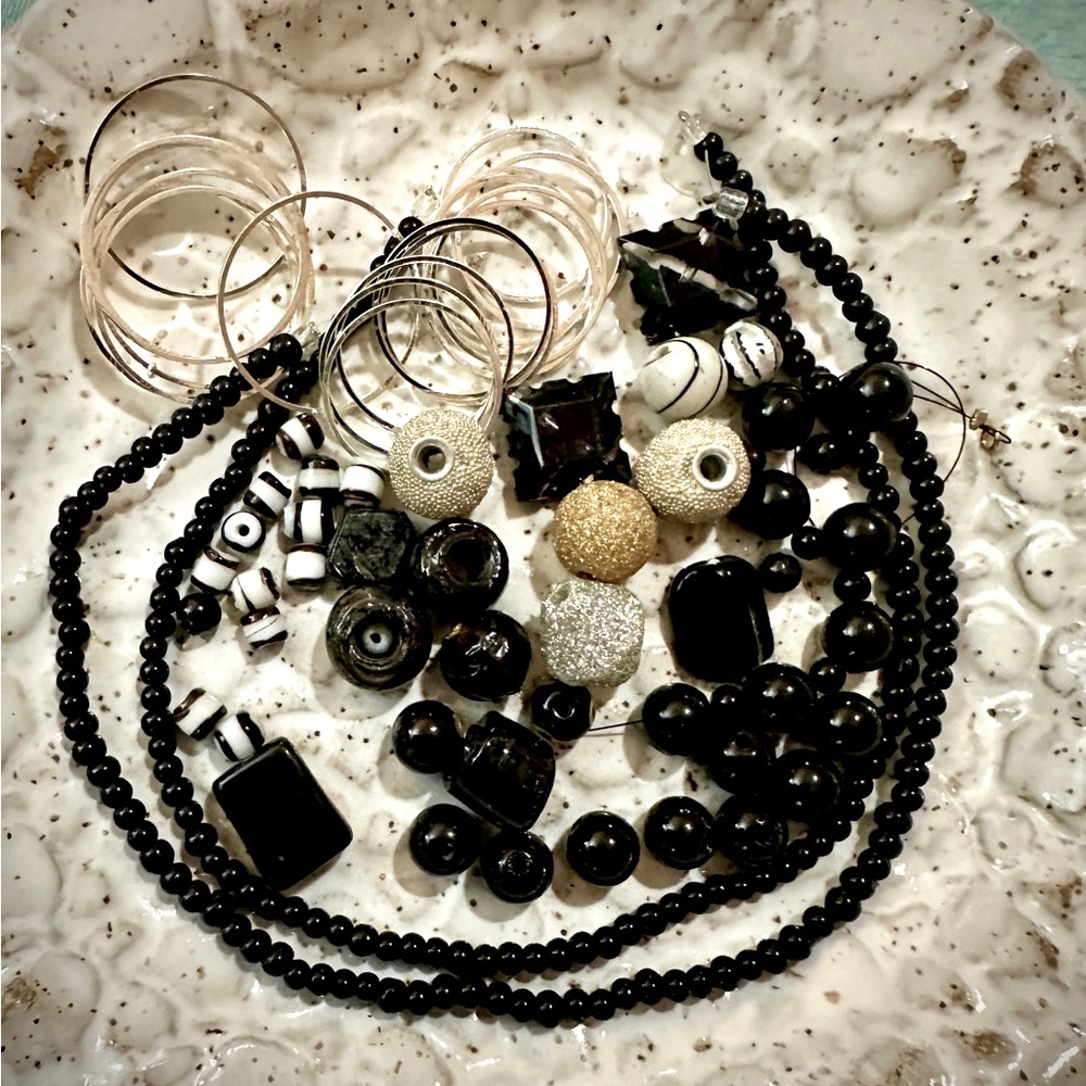 🥣 BEAD SOUP! 230 pcs of Black & White beads and silver and gold tone findings❣️